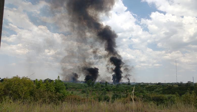 VIDEO | Gran incendio en La Plata: un impresionante humo negro cubrió el cielo