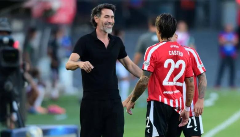 Estudiantes venció a Sarmiento, es puntero y despidió a Domínguez con una ovación inolvidable