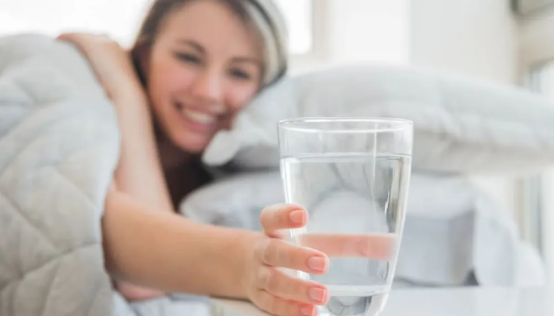 No beber agua al despertar podría elevar la presión arterial