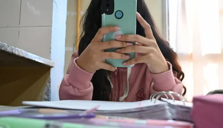 Prohíben el uso de celulares en las escuelas primarias de la provincia de Buenos Aires