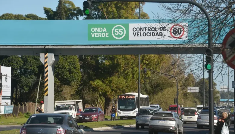 La Plata acelera su tránsito: la expansión de la onda verde busca ordenar la ciudad semáforo a semáforo