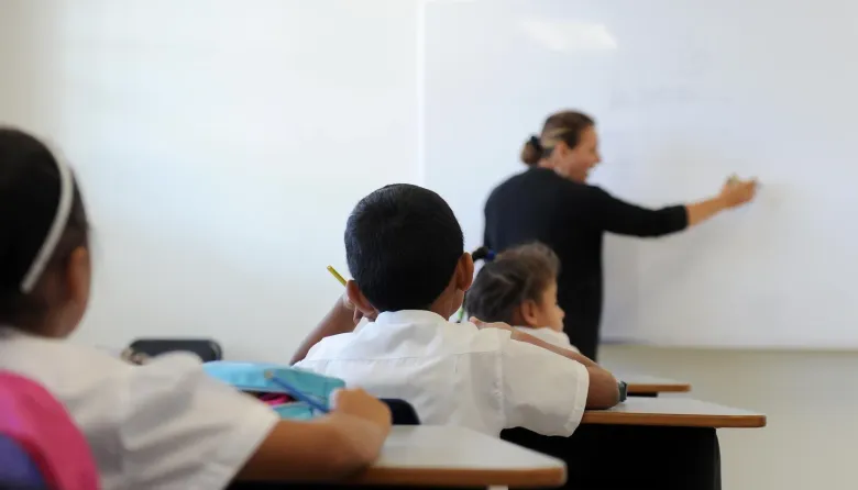 Docentes bonaerenses frente a una nueva oferta salarial: aumentos escalonados, bono y una promesa de revisión