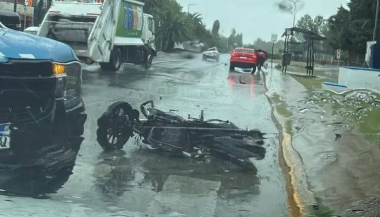 Alerta vial en La Plata: Un joven pelea por su vida tras un grave accidente en Gonnet