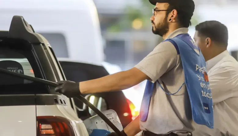 Inflación sin freno: la nafta volvió a subir en La Plata y el litro premium roza los $2.300