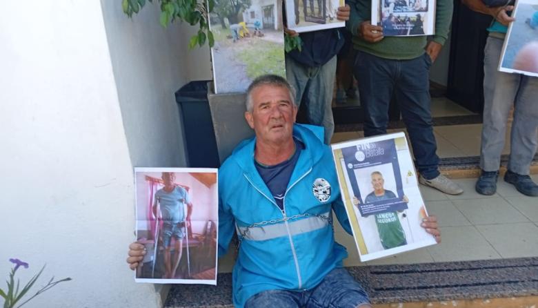 La delegada de Gonnet echó a empleado con cáncer porque no le cae bien: el hombre cobra $305 mil, se encadenó y resiste | VIDEO