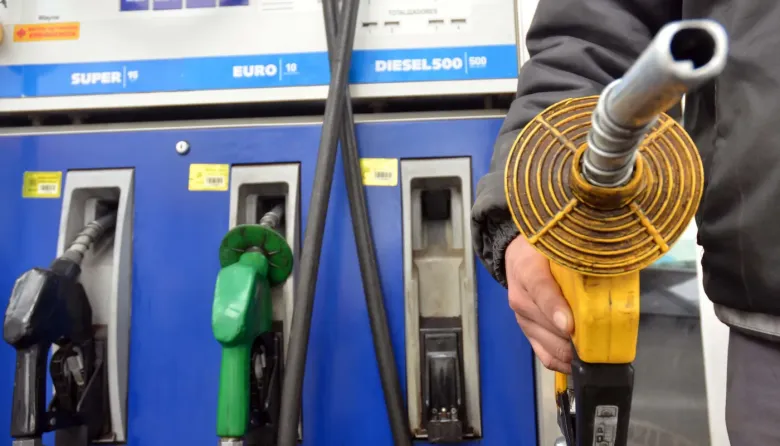 La nafta súper aumentó el doble que la inflación: cuánto cuesta llenar el tanque en YPF, Shell y Axion