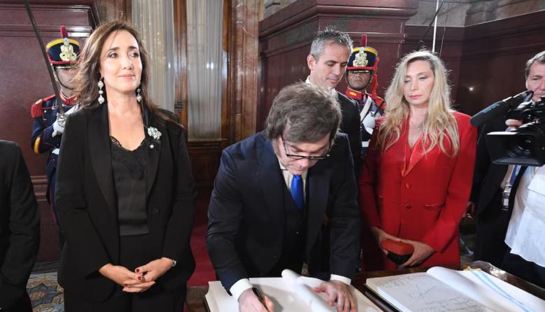 "Volvamos a los valores de Occidente": el mensaje que Javier Milei dejó en los libros de honor del Congreso