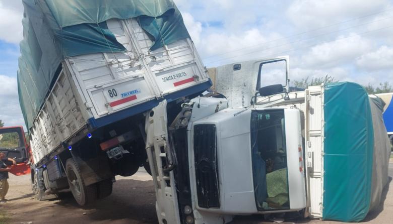 Caos en La Plata: Volcaron dos camiones en la rotonda de Ruta 36 y 520