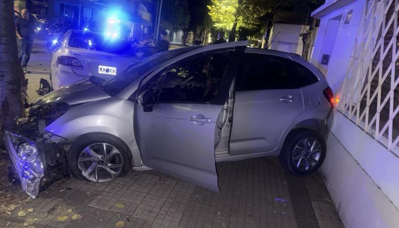 Caen tres peligrosos delincuentes tras una persecución de película y un choque en Barrio Norte