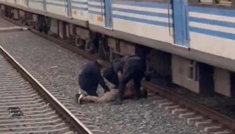 Caos y detención en el Tren Roca: un hombre armado con un cuchillo obligó a frenar la formación en Guernica | VIDEO