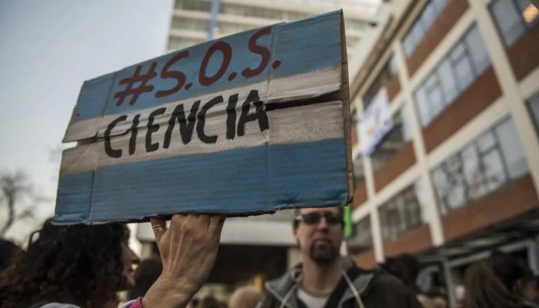 Semana negra en la ciencia: el Gobierno acelera el vaciamiento de la CNEA, el INTI y el Meteorológico