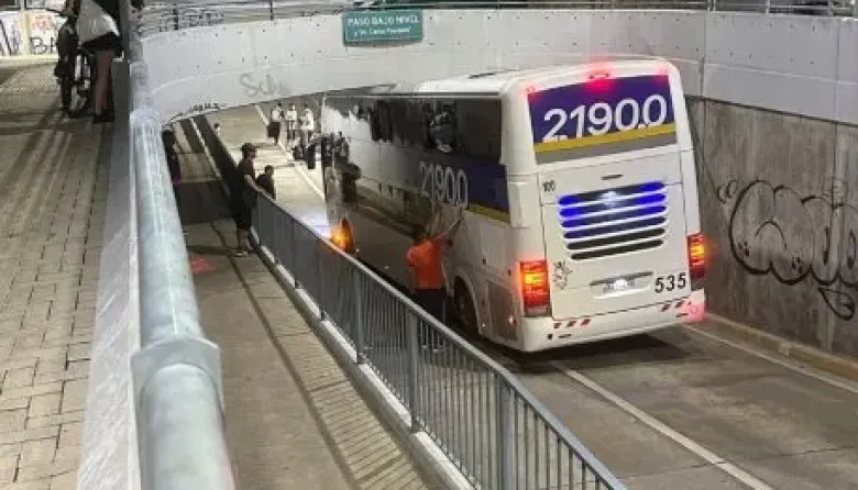 Susto y tensión: Un micro con hinchas de Chaco For Ever chocó contra un puente tras el partido