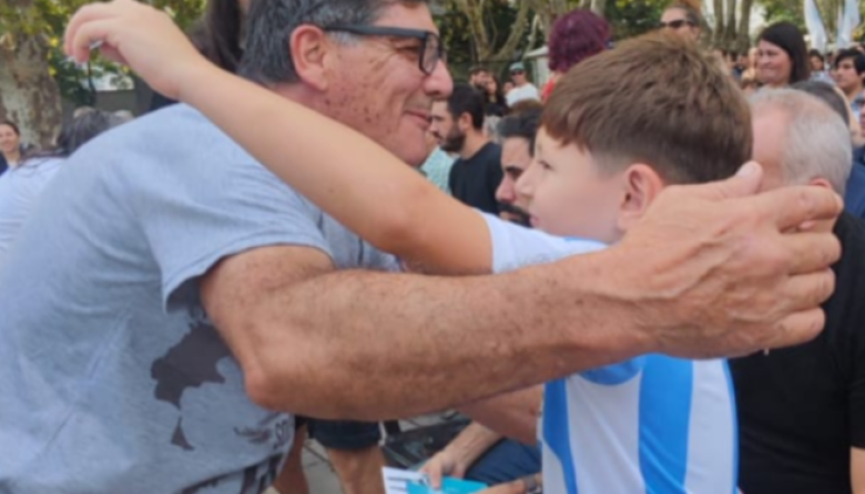 Gío, de 7 años, fue a la plaza Malvinas a conocer a Antonio Marcilese, un ex combatiente que ahora es su ídolo