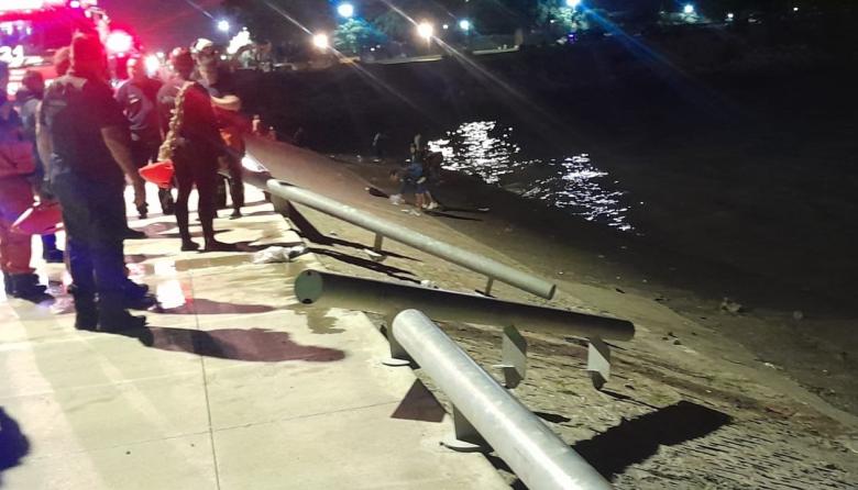 Milagro en la Costanera: Rescataron a una mujer y su hija tras caer con su camioneta al Río de la Plata