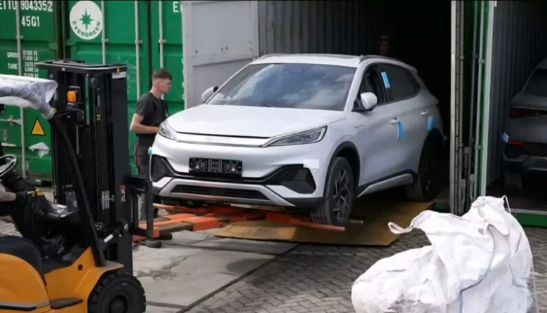 Colectivos colapsados en AMBA: Sturzenegger celebró autos importados y generó polémica