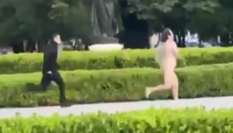 LA PLATA | "Milei nos deja en bolas": Alak reunido con Cagliardi y un hombre corriendo desnudo por Plaza Moreno | VIDEO