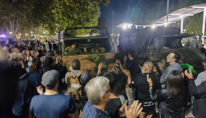 Otra provocación de Presti en La Plata: ex combatientes rodearon y echaron a camiones del Ejército de Plaza Malvinas | VIDEOS