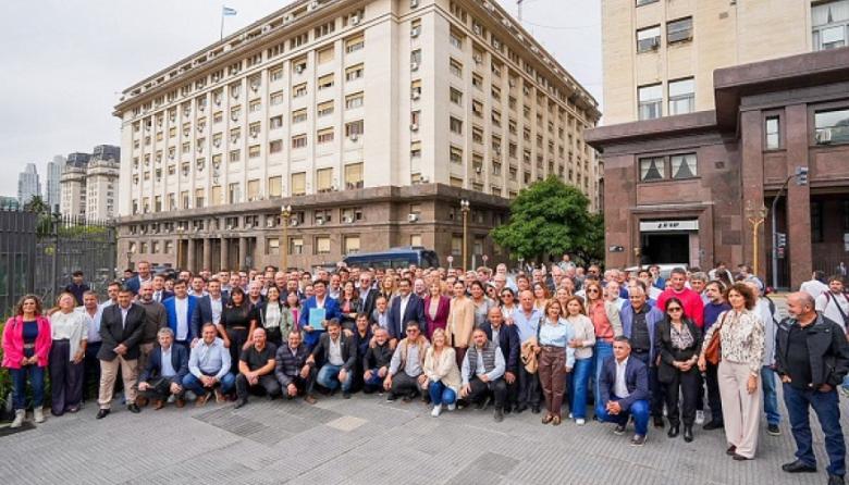 Contra la "estafa" de la nafta: intendentes bonaerenses reclamaron por el aumento del 540% del servicio en la era Milei