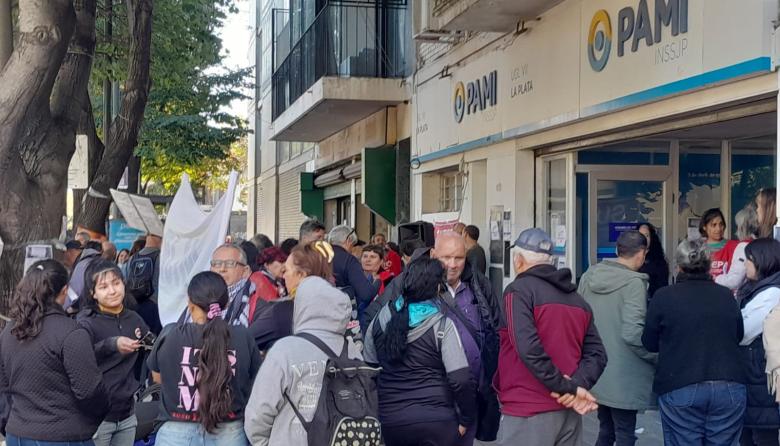 "Ajuste criminal": Médicos del PAMI marcharon contra el vaciamiento de la obra social y la reducción del 52% de sus sueldos
