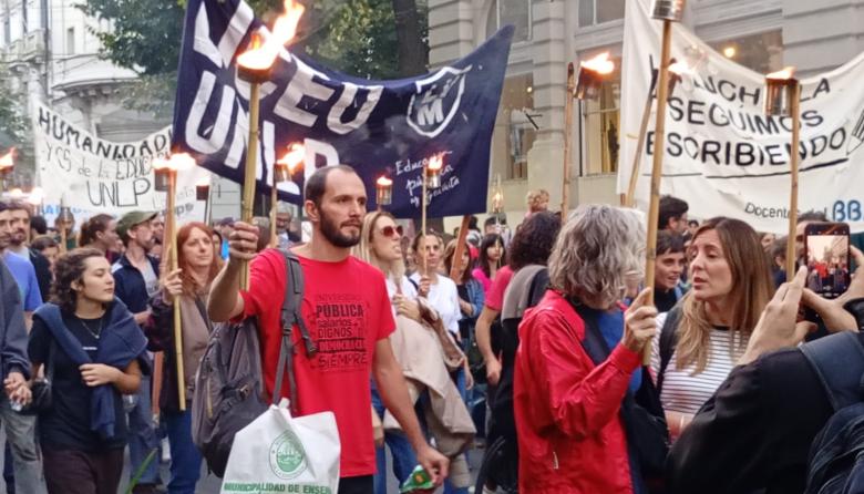 Antorchas y movilización en La Plata: la UNLP marchó contra el ajuste de Milei al presupuesto universitario