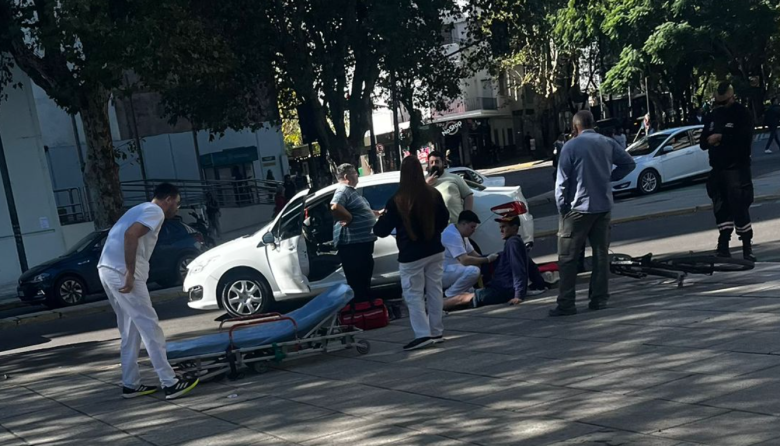 Siguen los accidentes en La Plata: un auto acaba de atropellar a un ciclista en 12 y 54