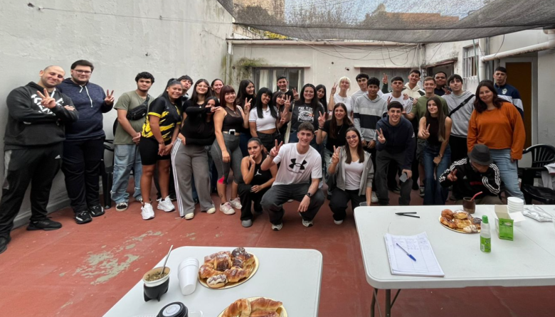 Alak junta a pibes desencantados de Milei: la Juventud del FAP sale a los barrios de La Plata | VIDEO