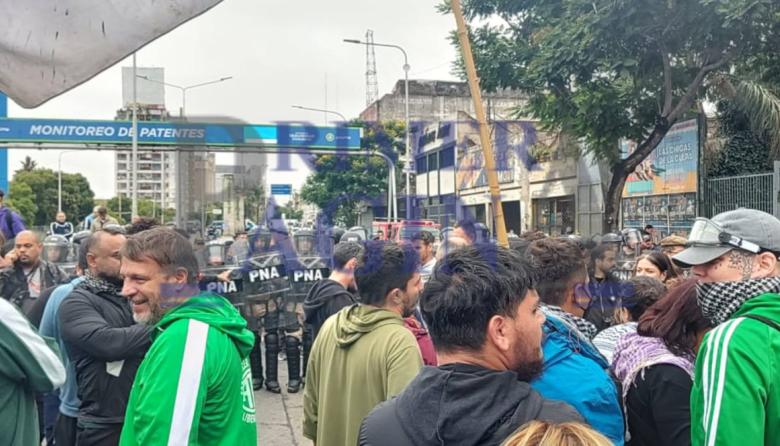 Martes de furia: piquetes y cortes totales en los accesos a La Plata y CABA por el cierre de planes