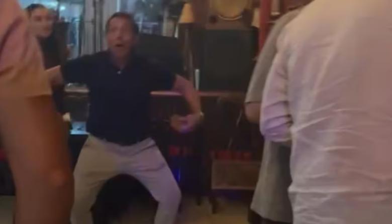 Racismo e impunidad: el narco Mariano Páez se hizo la del mono en público y quedó filamdo, como su hija | VIDEO