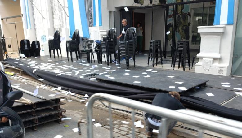 La sede del PJ de La Plata amaneció empapelado por la militancia de Iván Tobar a horas de la asunción de Alak