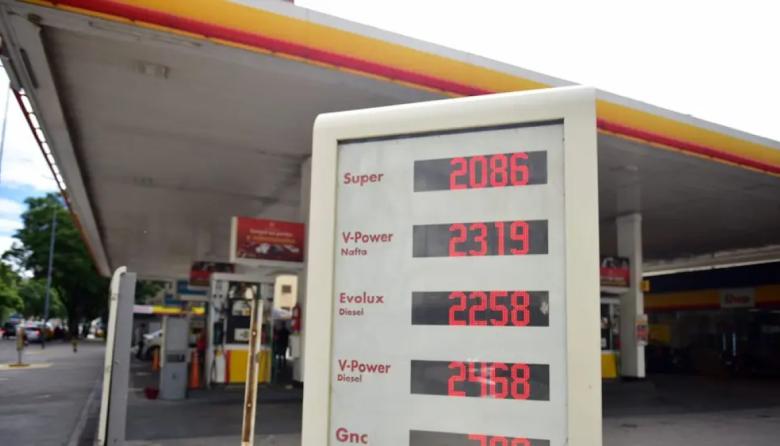 Respiro en el surtidor: Las petroleras congelan los combustibles por 45 días tras el inicio de la guerra con Irán