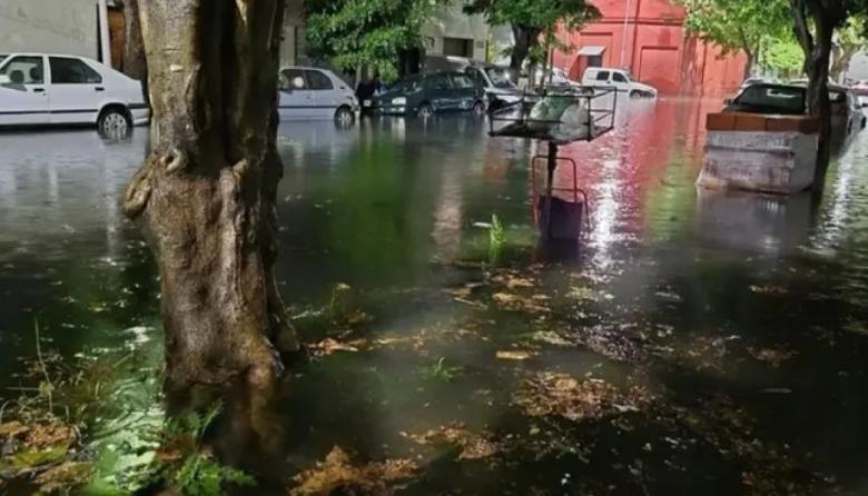 El AMBA bajo agua: un feroz temporal de viento y granizo dejó destrozos y miles de usuarios sin luz