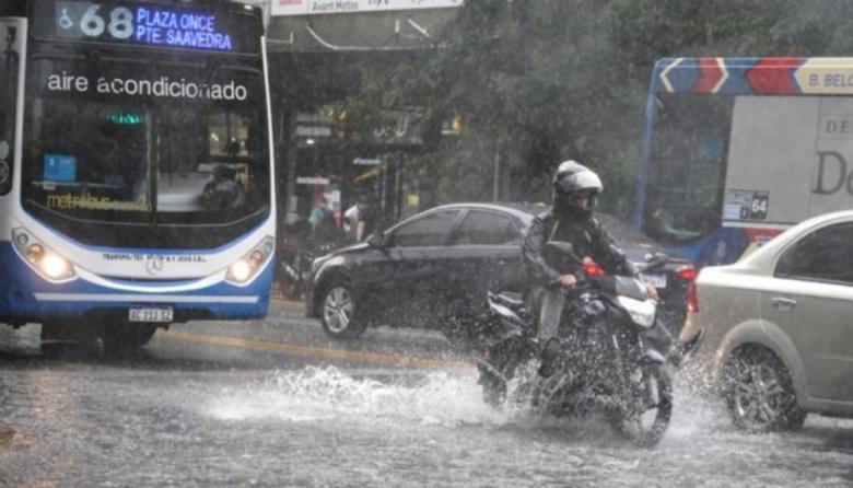 Bajo el agua: el temporal inundó el AMBA y dejó a 11 mil familias a oscuras
