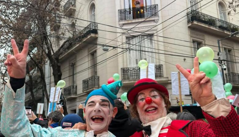 Intendentes y militantes camporistas montaron un circo con el "Vamos a Volver" en la casa de CFK donde cumple su arresto domiciliario