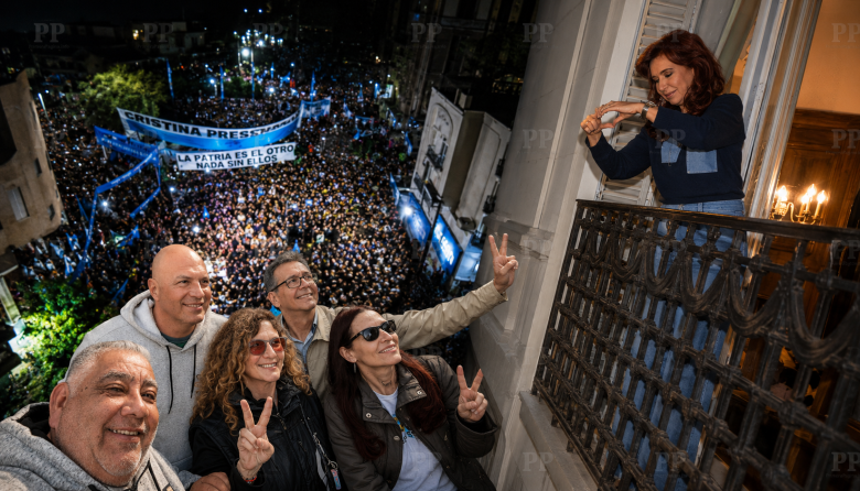 La Cámpora de Berisso fue a San José 1111 a acompañar a Cristina y reclamó el fin de su proscripción