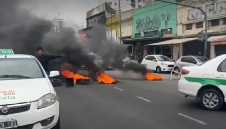 Uber, DiDi y taxis: la pelea por las calles de La Plata terminó a las piñas