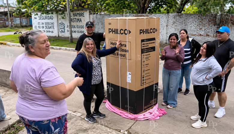 Philco regalará dinero y electrodomésticos a la familia que llevó la heladera caminando para su mamá con cáncer