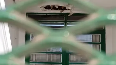 Descontrol y anarquía en las escuelas de La Plata: cayó un techo en Altos de San Lorenzo y entraron con gas pimienta en Meridiano V