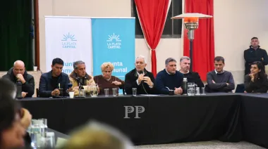 Las obras llegan a El Peligro: Alak estuvo con los vecinos