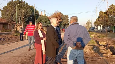 Un Alak distendido recorrió obras, charló con vecinos y contó chistes de turcos y gitanas | VIDEOS