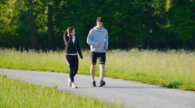 Caminar 7000 pasos al día: cuántos beneficios suma sin matarte en el gimnasio