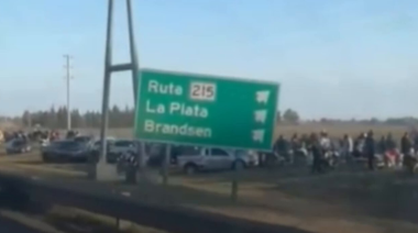 Descontrol total en el cruce de Ruta 2 y Ruta 215: miedo por las picadas en las afueras de La Plata