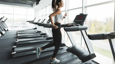Caminar con pendiente: el método 30-12-4 que revoluciona el cardio