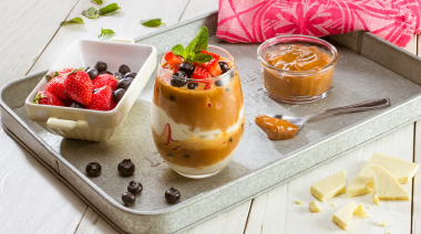 Cómo hacer copas de frutas con queso crema fácil