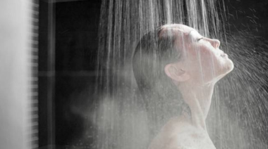 Duchas calientes: cómo afectan la piel y qué hacer para evitar daños