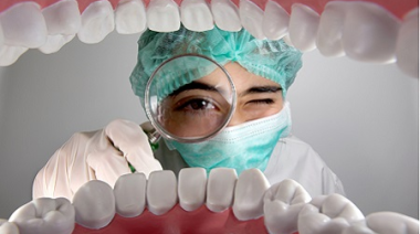 Los alimentos que más dañan los dientes y cómo evitarlos