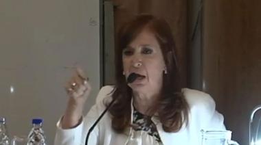 Cristina Kirchner cruzó a Javier Milei por la intervención cambiaria: “¡La vas a chocar mal!”