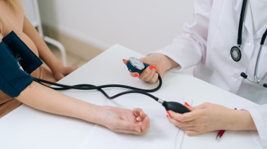 Cómo medir bien la presión arterial: postura correcta y errores comunes