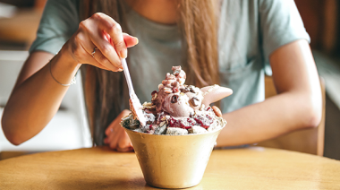 Por qué da ganas de comer algo dulce después de cenar