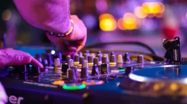 Venner recibe la primavera con una noche de música, cena y clásicos inolvidables