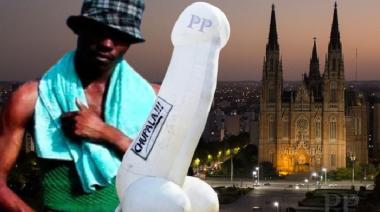 Le robaron la luna y sacó un pito gigante para protestar en plena calle | Mirá el VIDEO